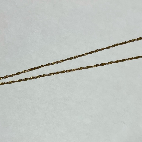 Gold tone chain & religious pendant - Picture 9 of 10